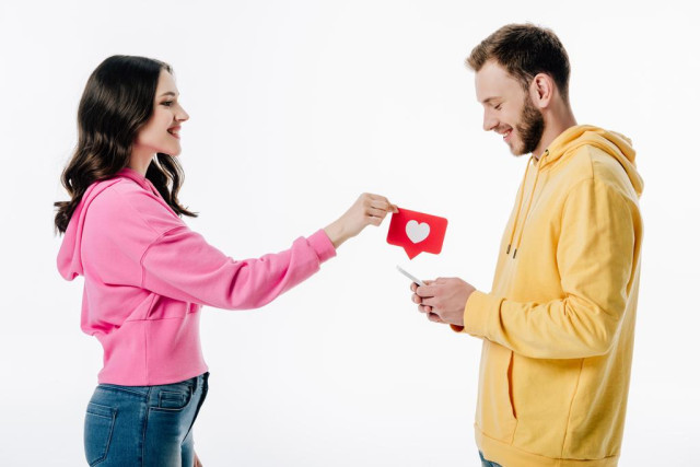 Είμαστε σε απόσταση. Τι νιώθει για εμένα; Pick a card με Χαρτομαντεία, από την Αξιοθέα.